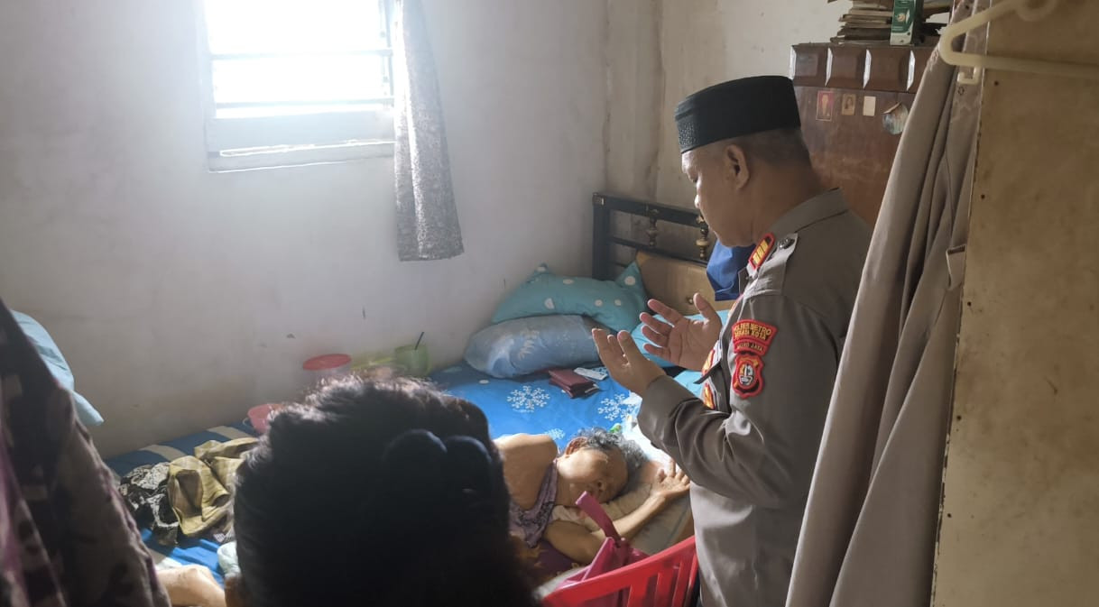 Kapolsek Bekasi Barat Beri Dukungan Moril dan Bantuan untuk Lansia Penderita Stroke