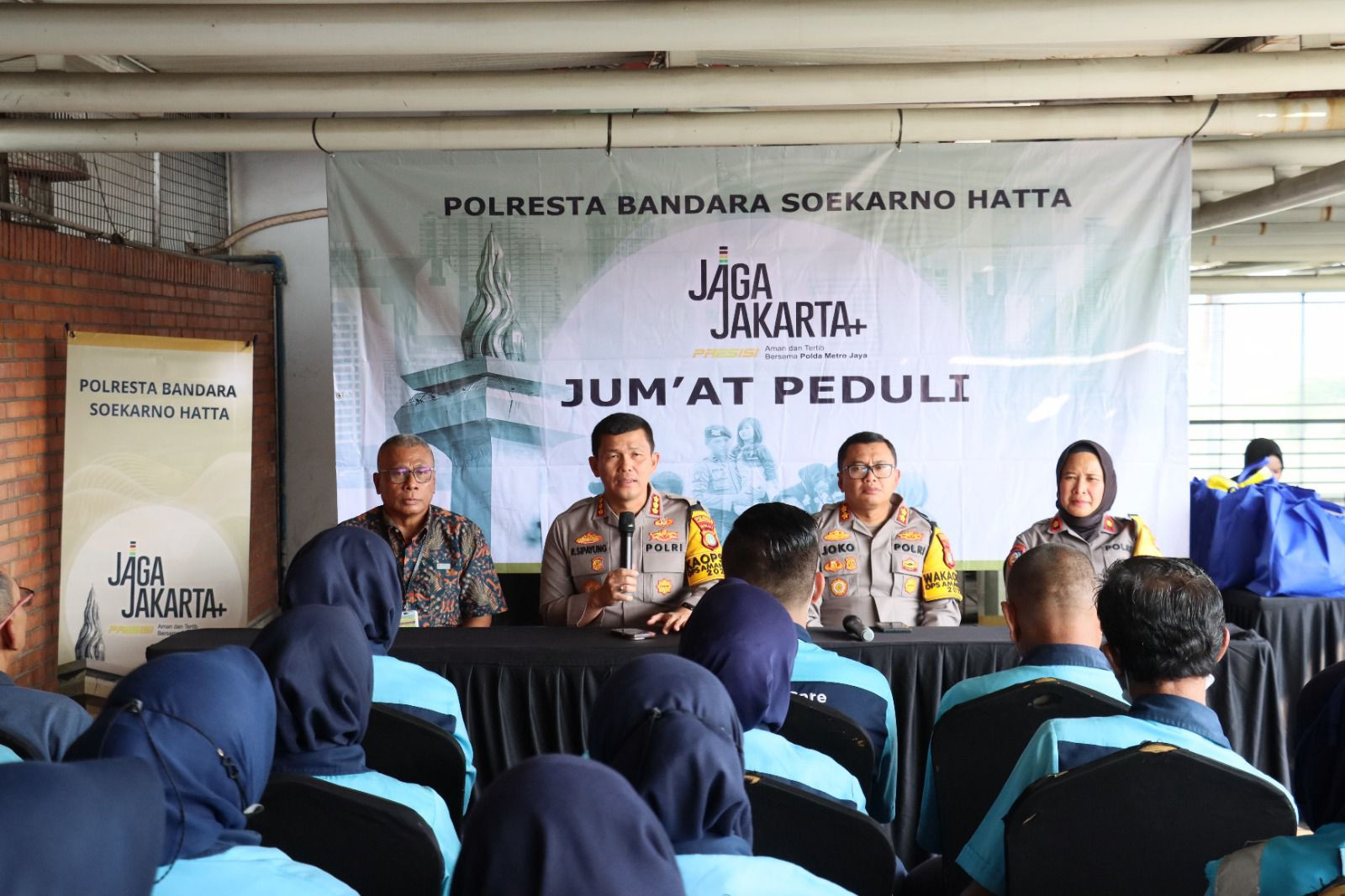 Jumat Peduli, Polresta Bandara Soetta Bagikan Paket Sembako ke Puluhan Petugas Cleaning Service