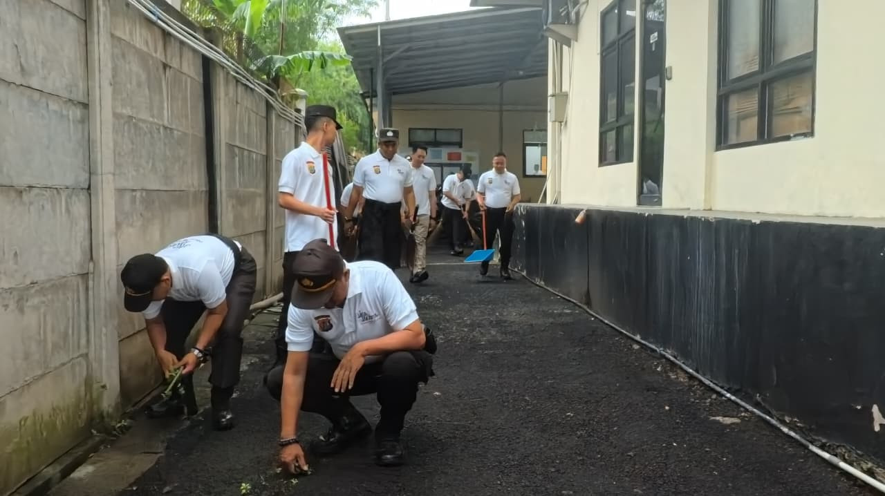 Polsek Kelapa Gading Canangkan Gerakan Jaga Jakarta Bersih dan Asri, Personel Gelar Korvei Lingkungan Mako