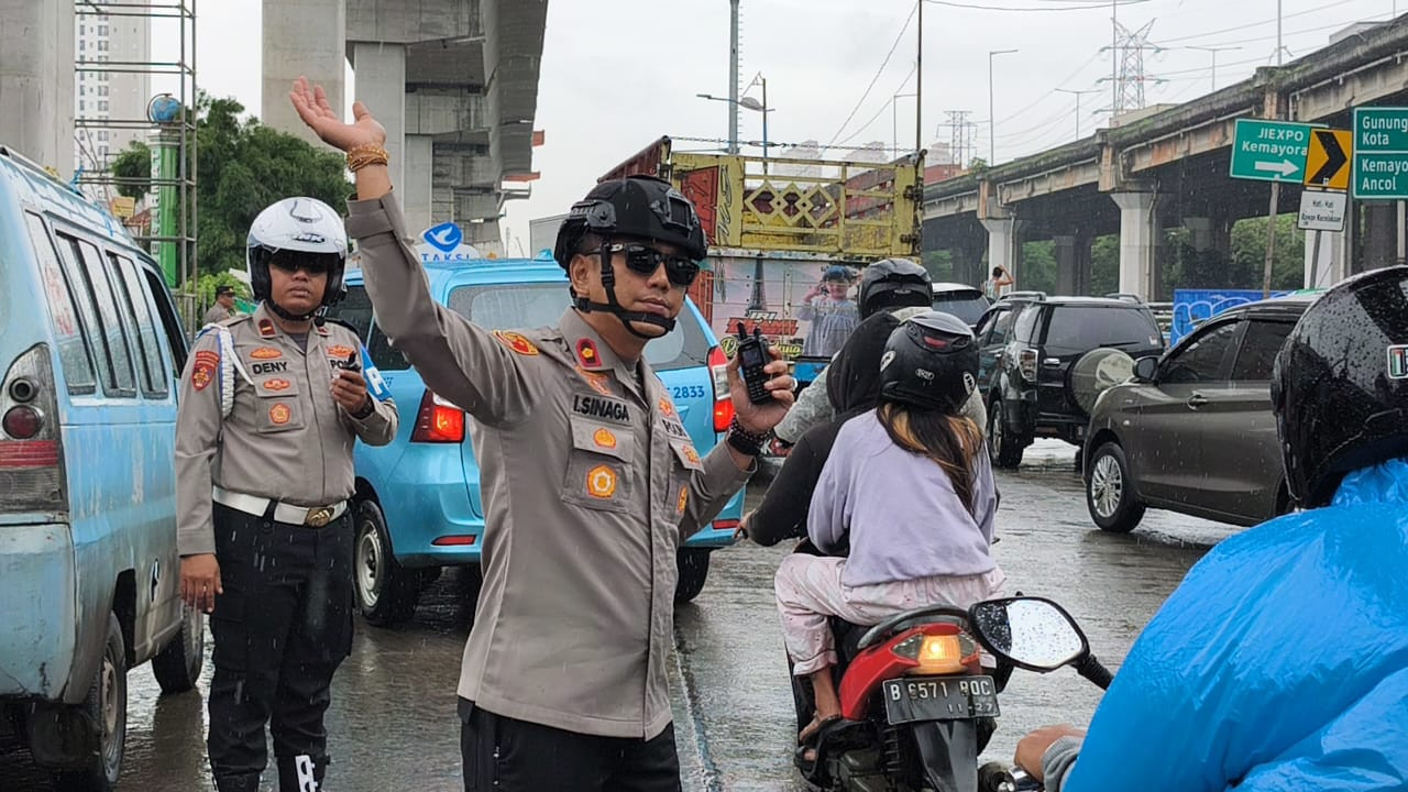 Antisipasi Macet Panjang, Polsek Pademangan Lakukan Pengaturan Lalu Lintas di Titik Rawan