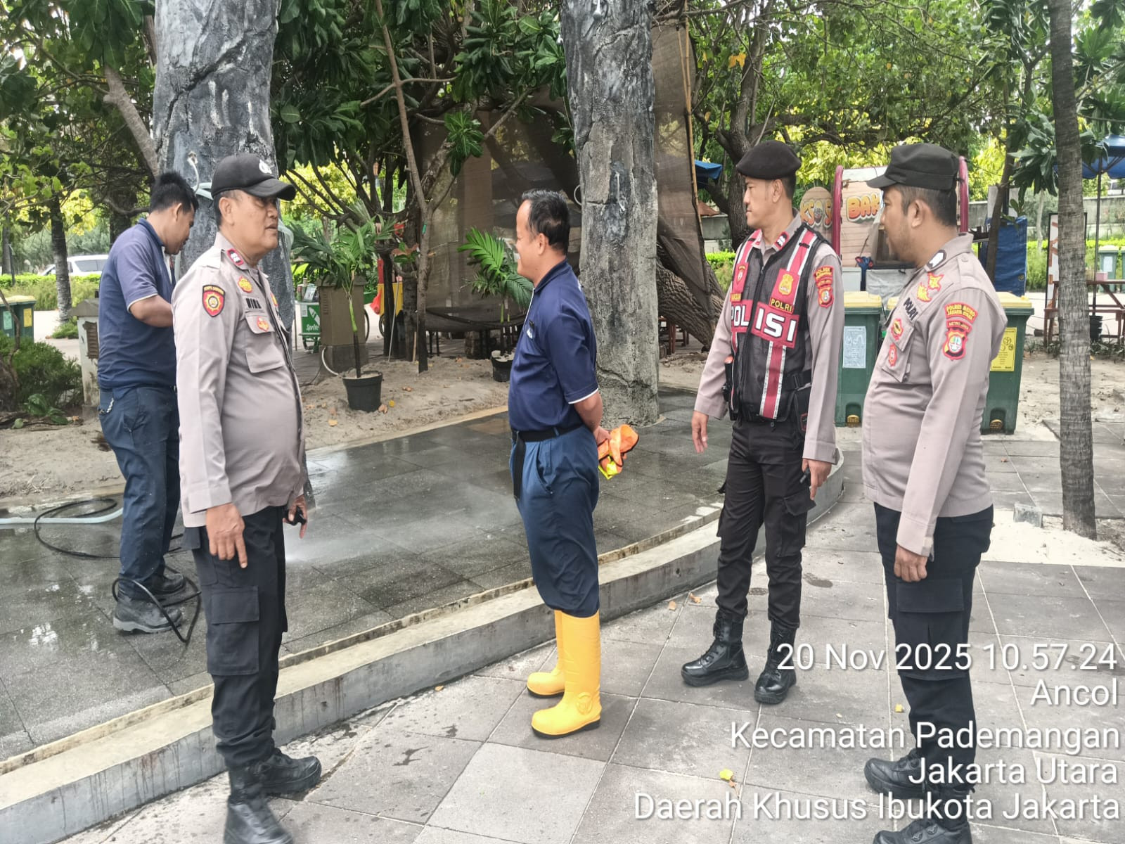 Patroli Jalan Kaki Polsek Pademangan Perketat Keamanan di Kawasan Wisata Ancol