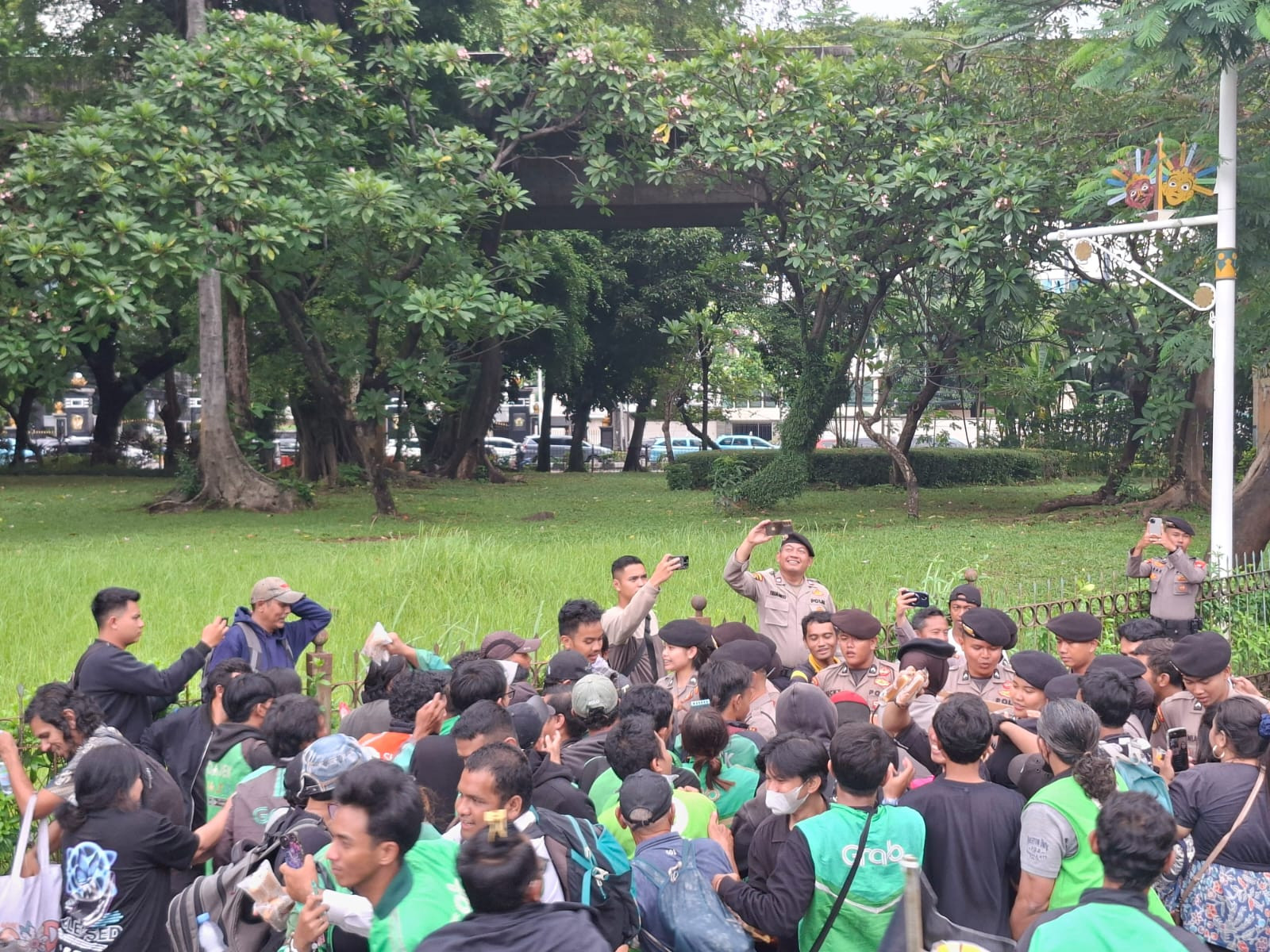 Polisi Bagikan Air Mineral dan Snack pada Pelayanan Unjuk Rasa Ojol