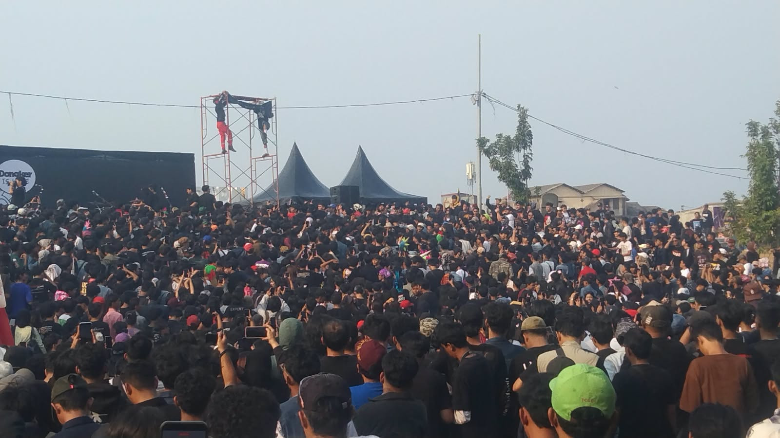 Ben Dongker Guncang Plaza Kalibaru, Warga Berharap Jakarta Utara Jadi Magnet Konser Musik