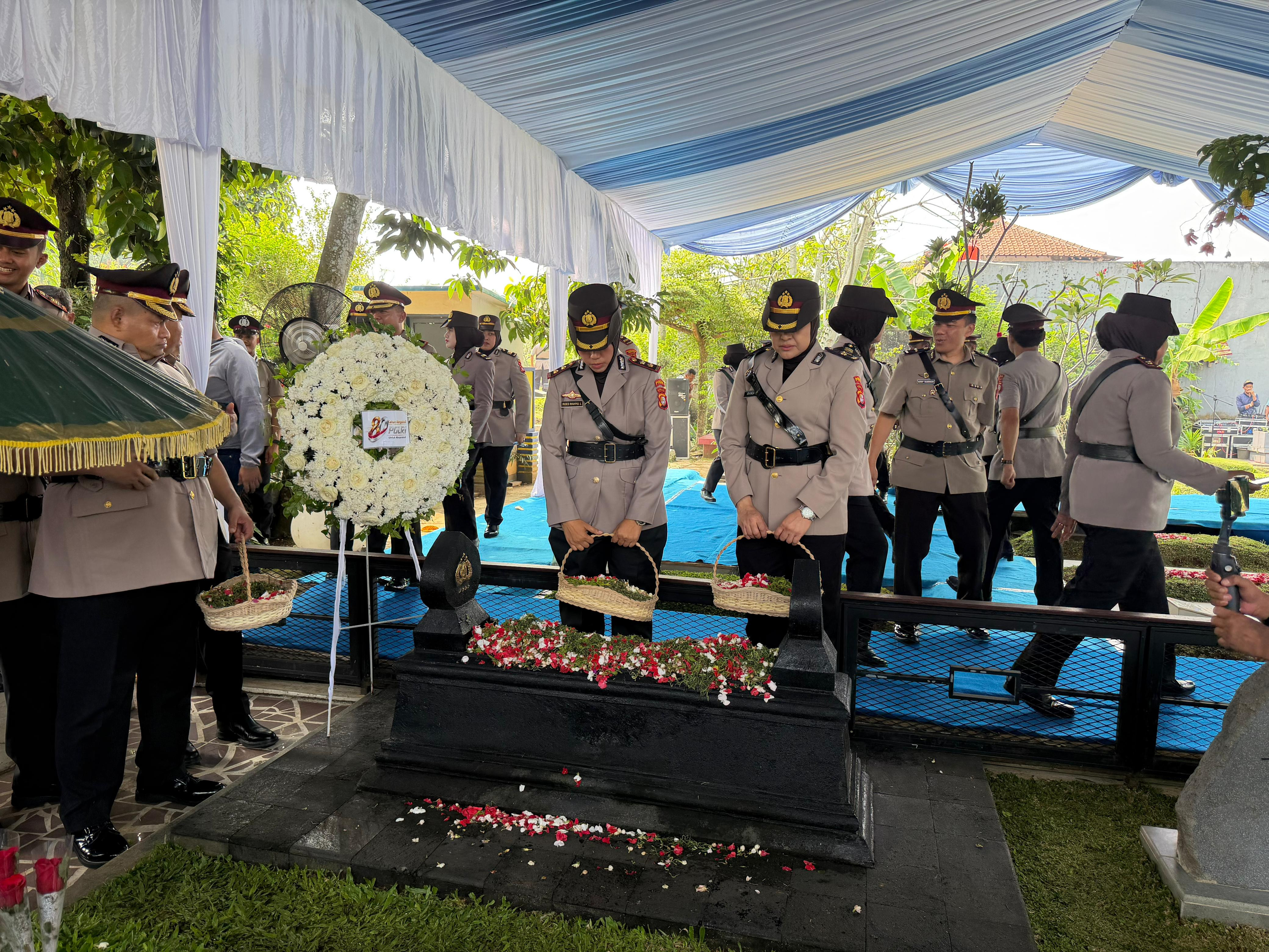 Polwan Polda Metro Jaya Ziarah dan Tabur Bunga di TPBU Giri Tama Bogor