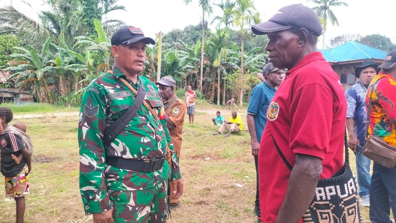 Babinsa Koramil Mapurujaya Laksanakan Komsos Bersama Warga Kampung Fanamo