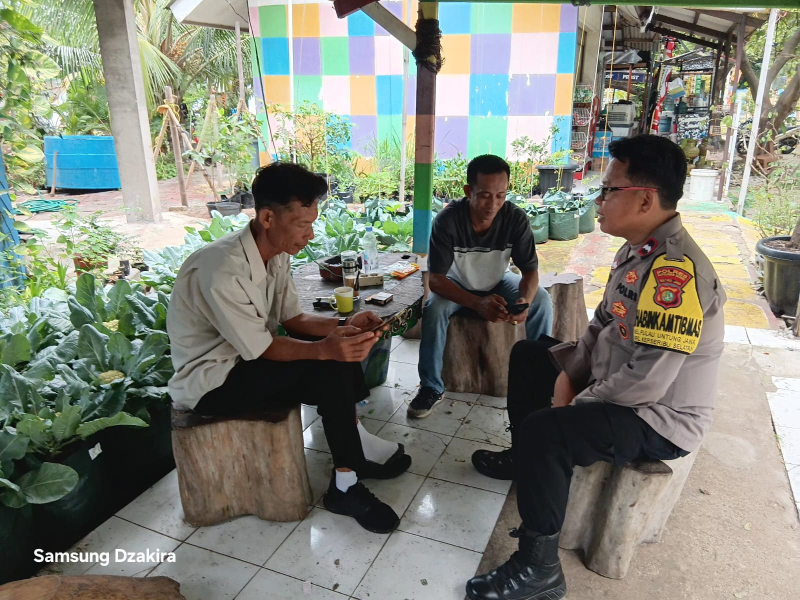 Bhabinkamtibmas Pulau Untung Jawa Sosialisasikan Layanan Call Center 110 kepada Warga