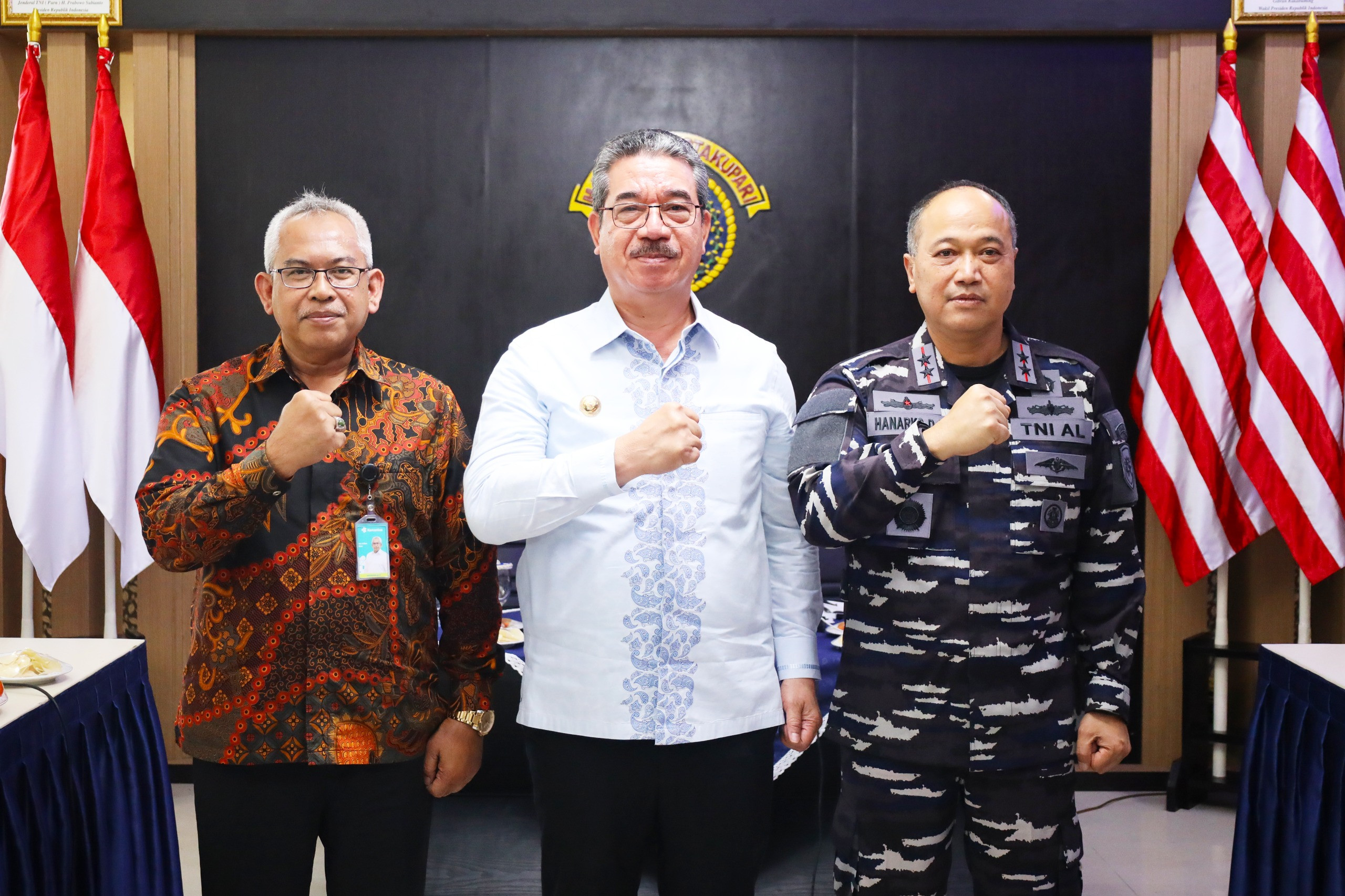 Menjawab Tantangan Kepulauan, Gubernur Maluku Gandeng Kodaeral IX Mantapkan Yankes Bergerak Ke Wilayah 3T Dengan Kapal Perang