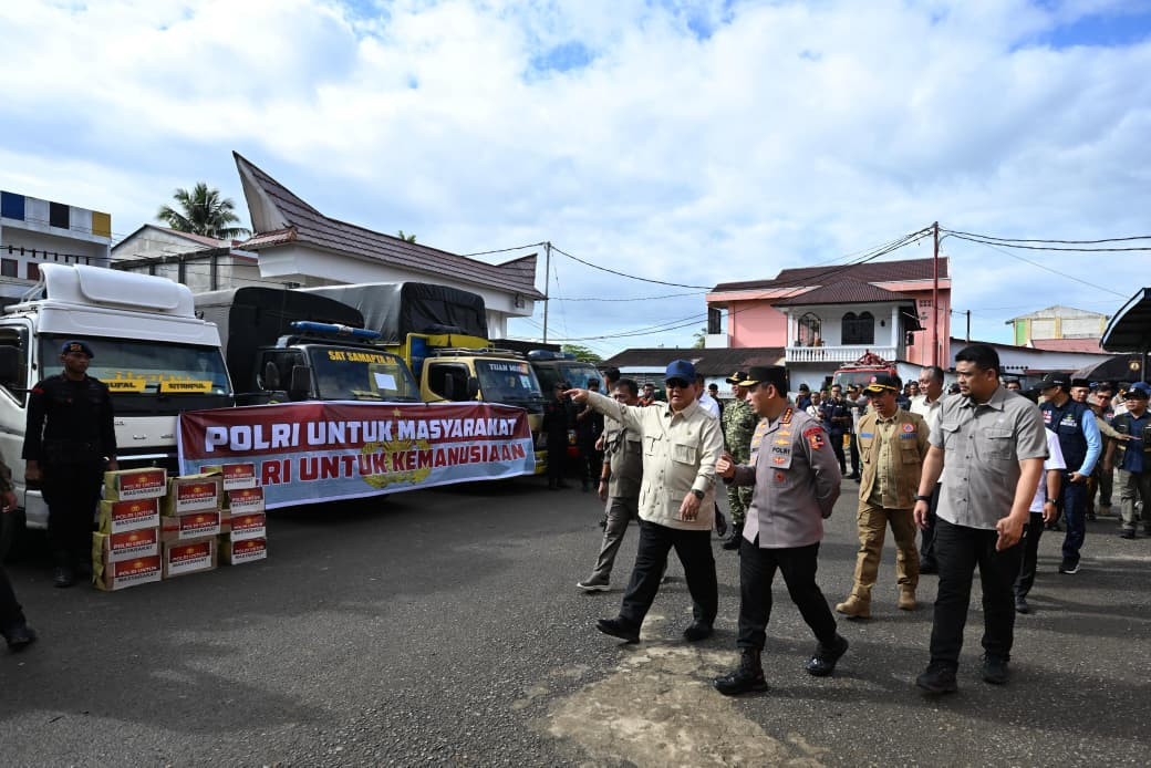 Kapolri Dampingi Presiden Cek Lokasi Pengungsian Korban Banjir di Tapanuli Tengah mas