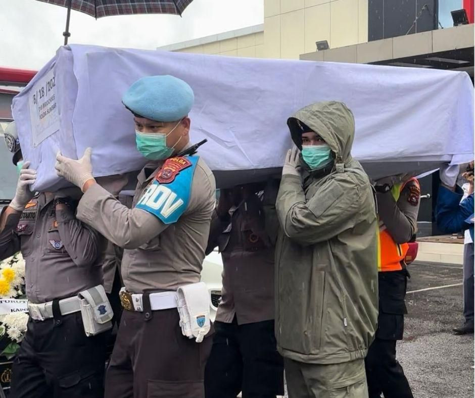 Penuh Duka dan Penghormatan, Polda Sumbar Antar 24 Korban Bencana ke Peristirahatan Terakhir