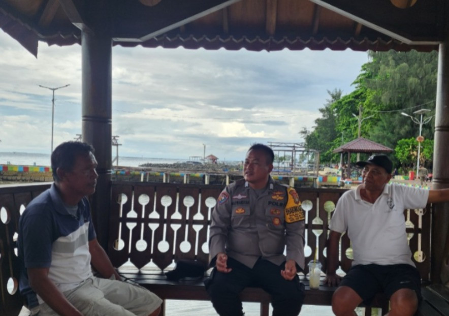 Bhabinkamtibmas Pulau Pramuka Sambang Warga, Sosialisasikan Layanan Polri 110 dan Tangkal Paham Radikal