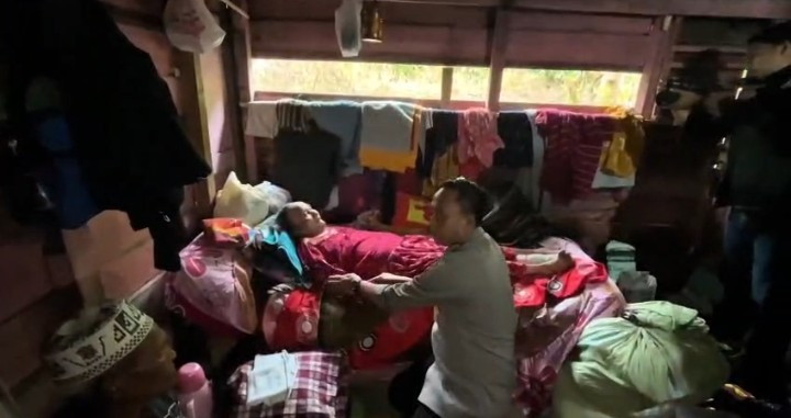 Dari Posko hingga Pintu Rumah, Polri Hadir Pastikan Layanan Kesehatan Warga Terdampak Bencana di Kala Segi Aceh Tengah