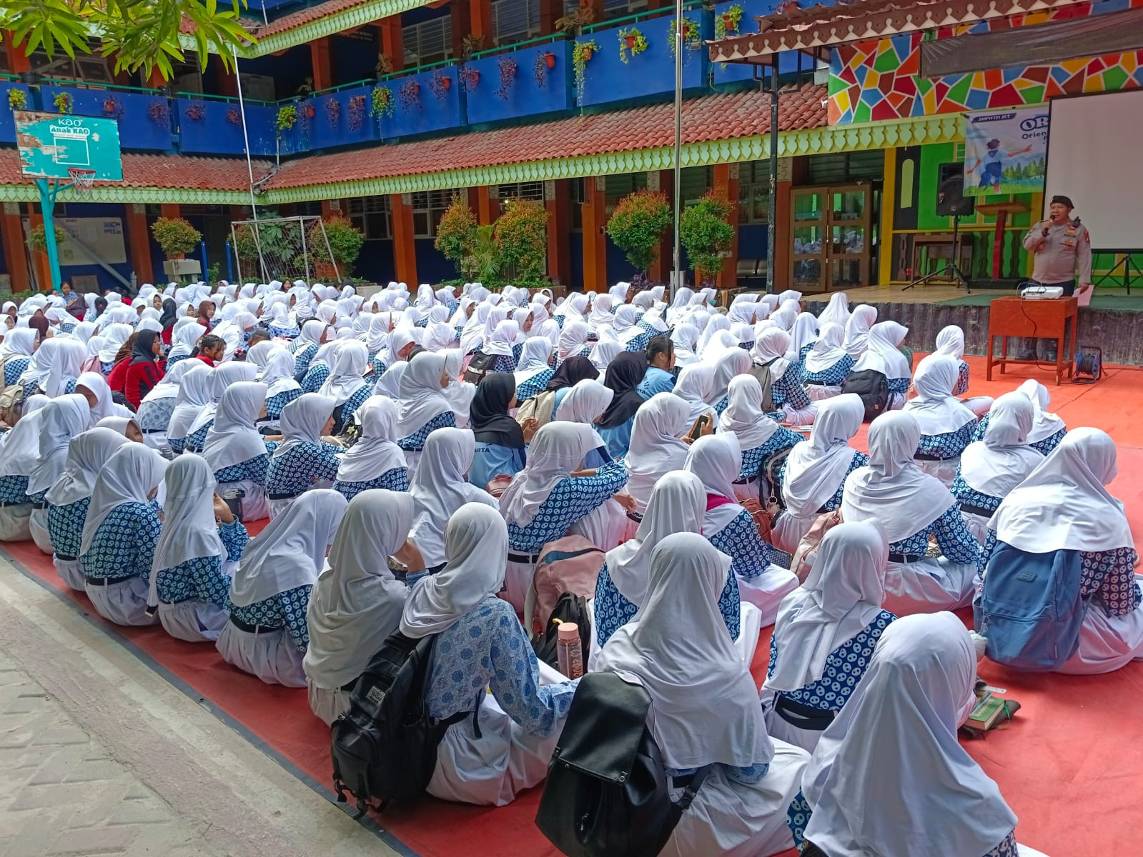 Polsek Koja Laksanakan Program Sambang dan Sosialisasi SMA Kemala Taruna Bhayangkara di SMPN 121 Jakarta Utara