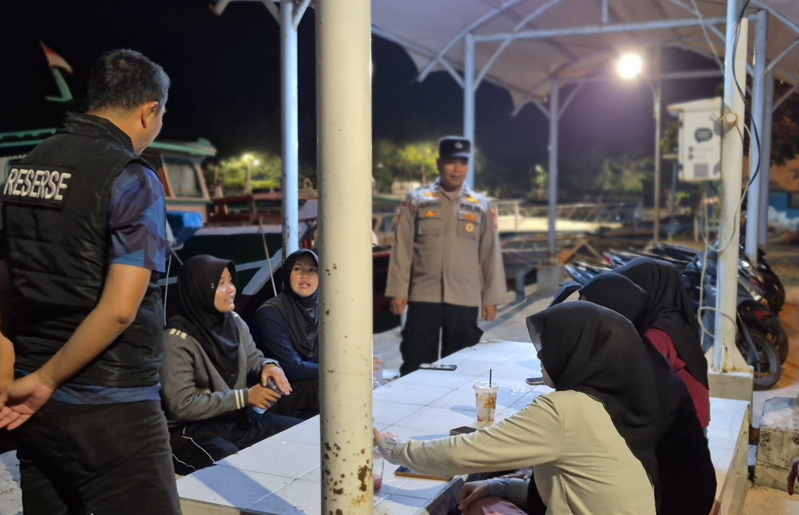 Patroli Malam Jakarta On The Spot, Polsek Kepulauan Seribu Selatan Bangun Kesadaran Warga Manfaatkan Layanan Polisi 110