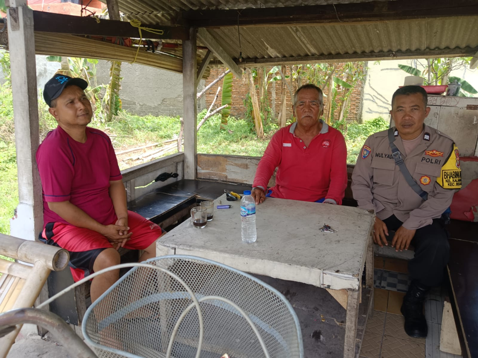 Jaga Kedekatan dengan Warga, Bhabinkamtibmas Kunjungi Pos Kamling GPS Kaliabang Tengah