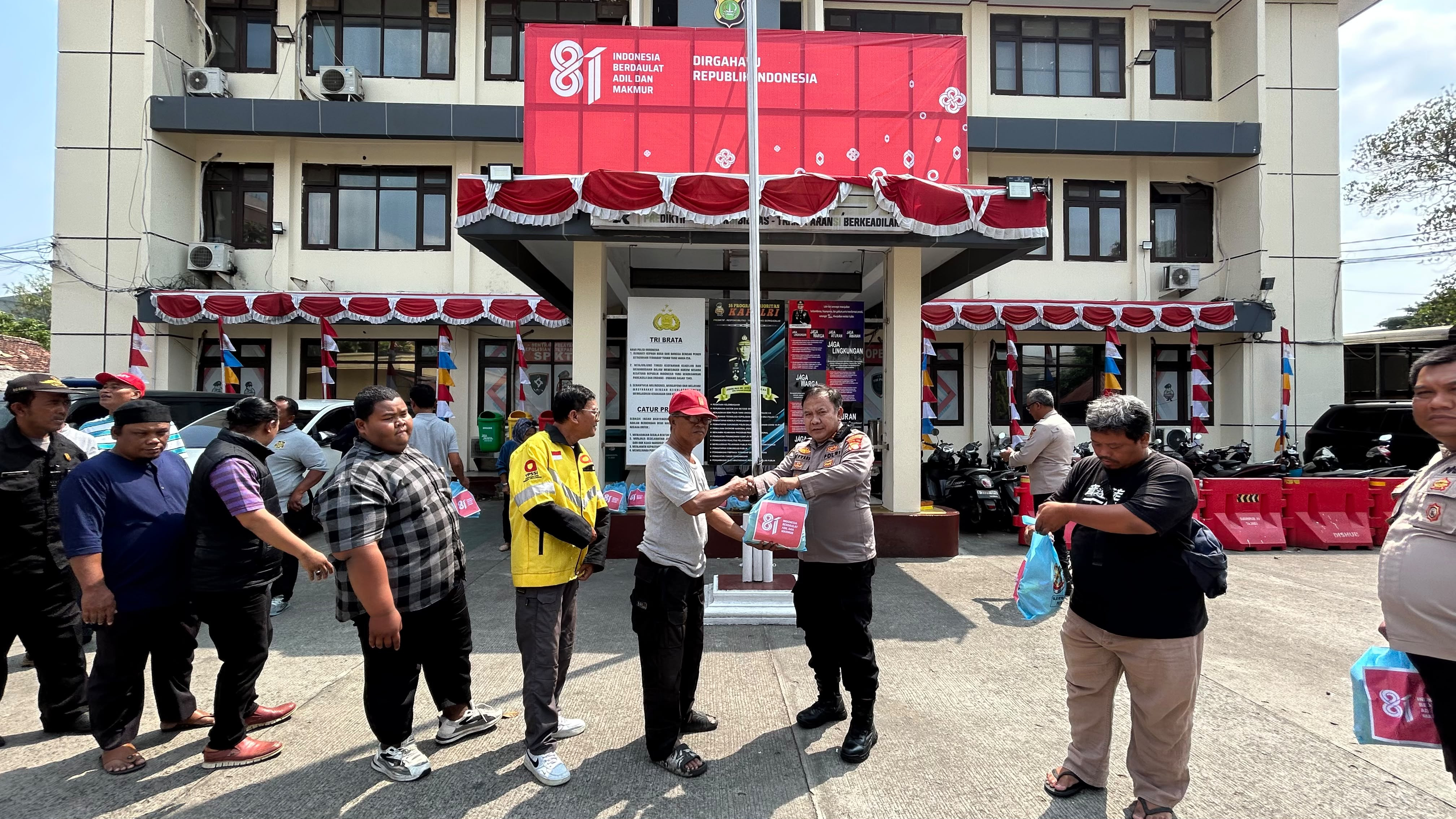 Polsek Koja Salurkan Bansos untuk Warga, Kapolsek Ajak Perkuat Keamanan Lingkungan