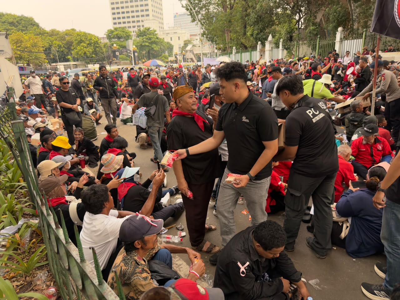 Di Tengah Pelayanan Penyampaian Pendapat, Satgas Gakkum Polda Metro Jaya Bagikan Roti dan Minuman