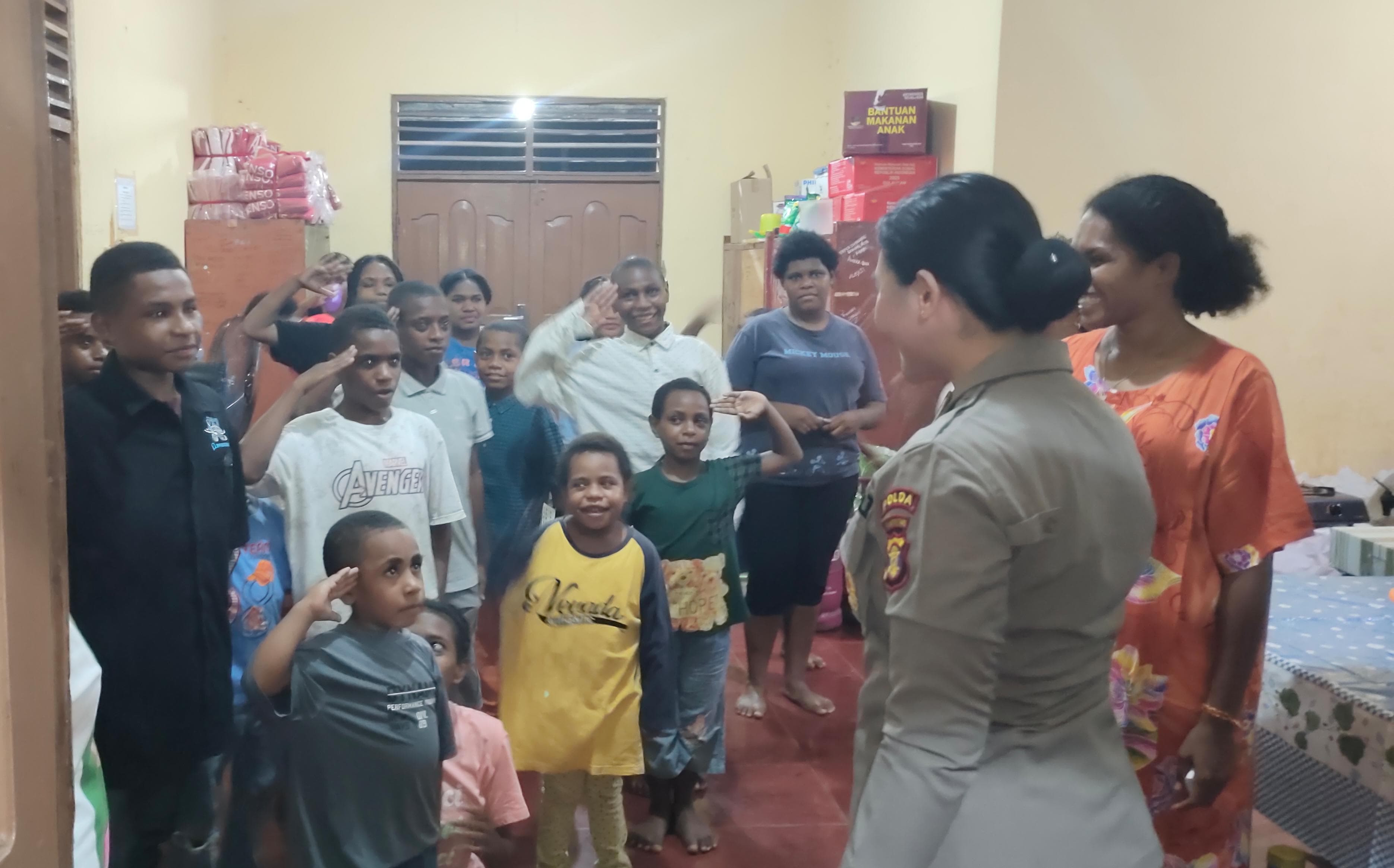 Satgas Damai Cartenz Salurkan Bantuan kepada Anak Panti Asuhan Terdampak Kebakaran