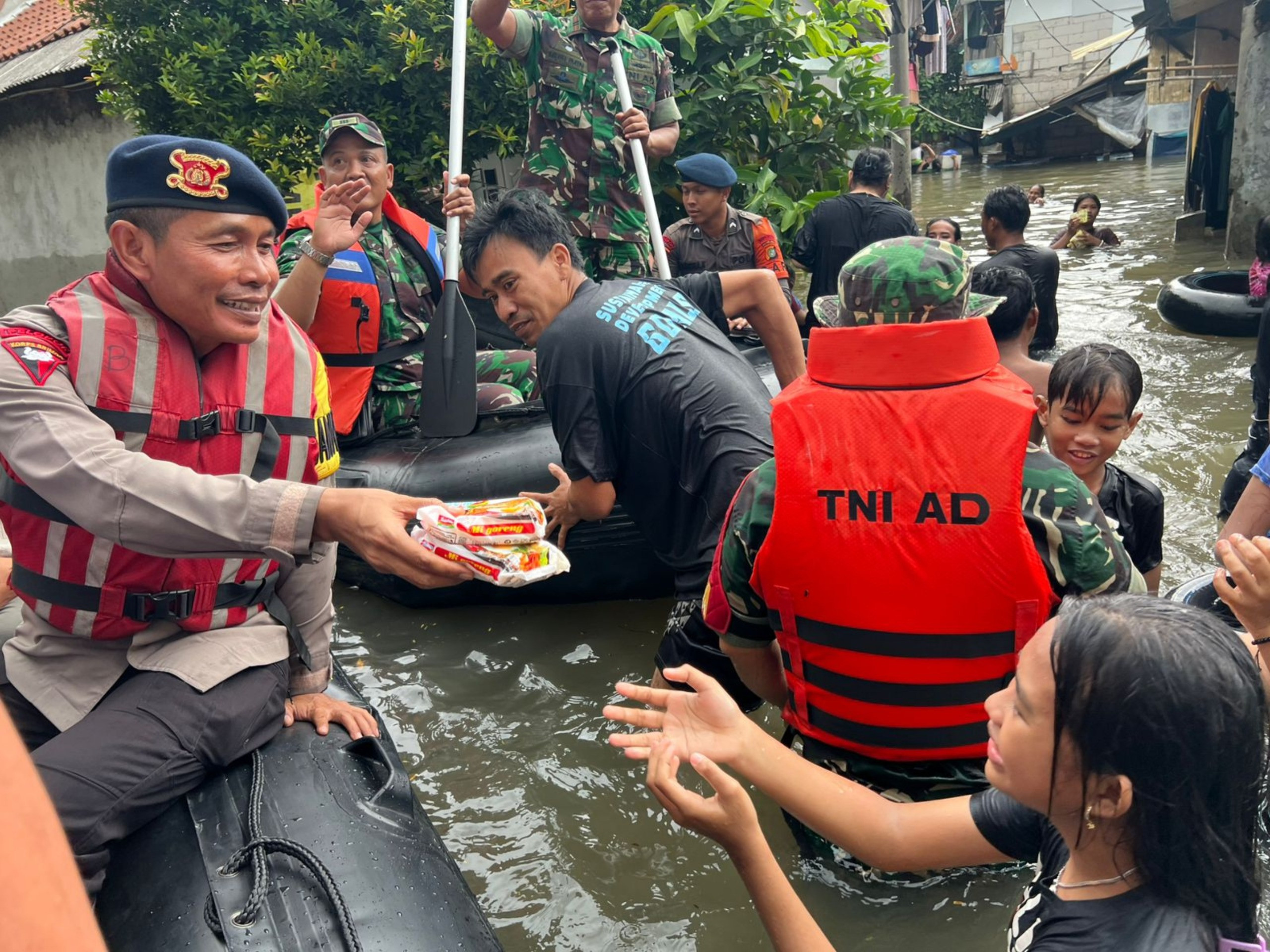 Brimob Polda Metro Jaya Evakuasi Warga Terdampak Banjir di Rawa Teratai, Jakarta Timur
