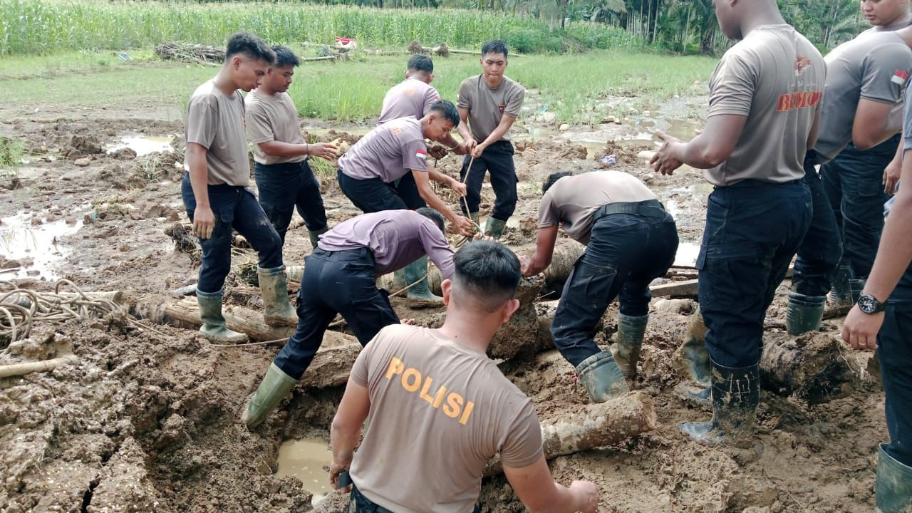 Tim SAR Resimen II Pasukan Pelopor Bantu Pencarian dan Pemulihan Infrastruktur Pascabanjir di Agam