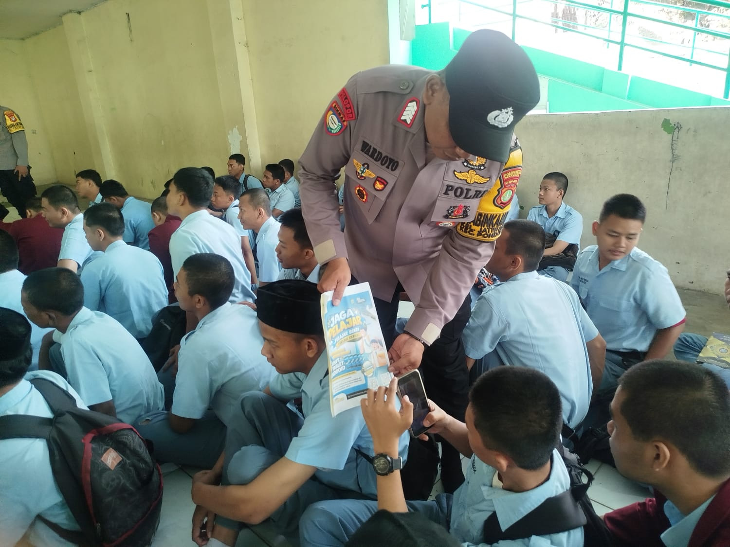Jaga Jakarta On The Spot : Kapolsek Pondok Gede Sambangi SMK dan MA Bhakti Persada, Ajak Pelajar Jauhi Tawuran