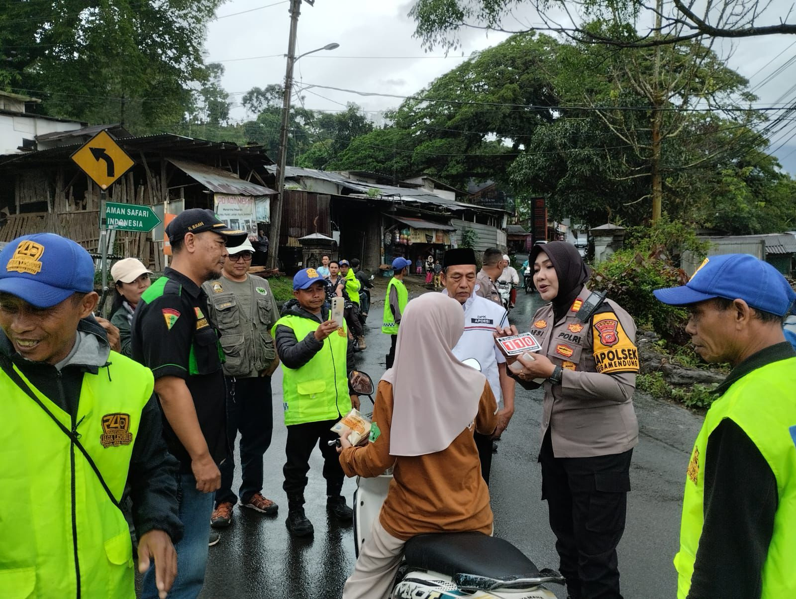 Pererat Kedekatan dengan Warga, Polsek Megamendung Bagikan Takjil di Bulan Suci Ramadhan