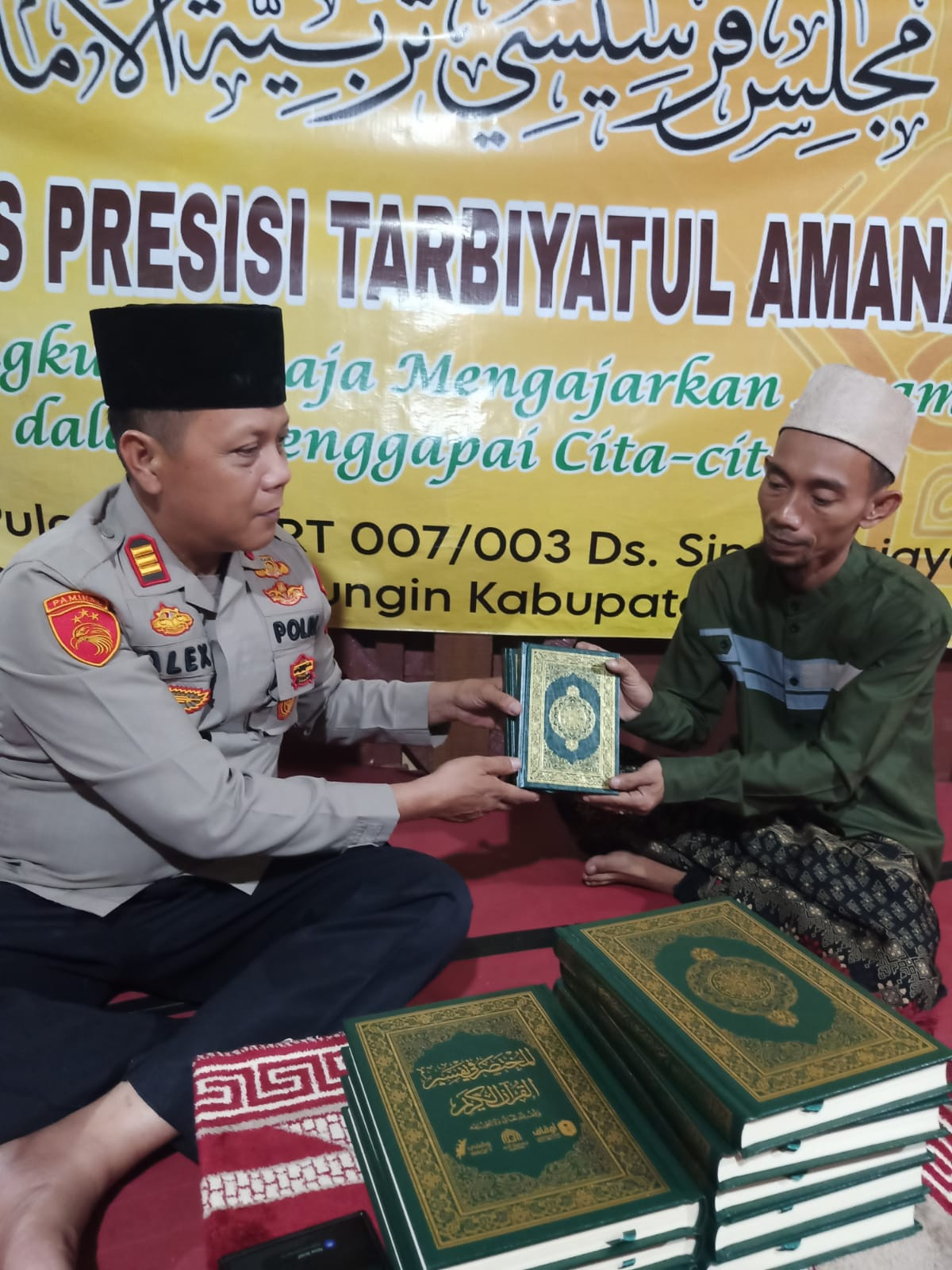 Kapolsek Cabangbungin Gelar Safari Kamtibmas, Serahkan Wakaf Al-Qur’an ke Majelis Presisi Tarbiyatul Amanah