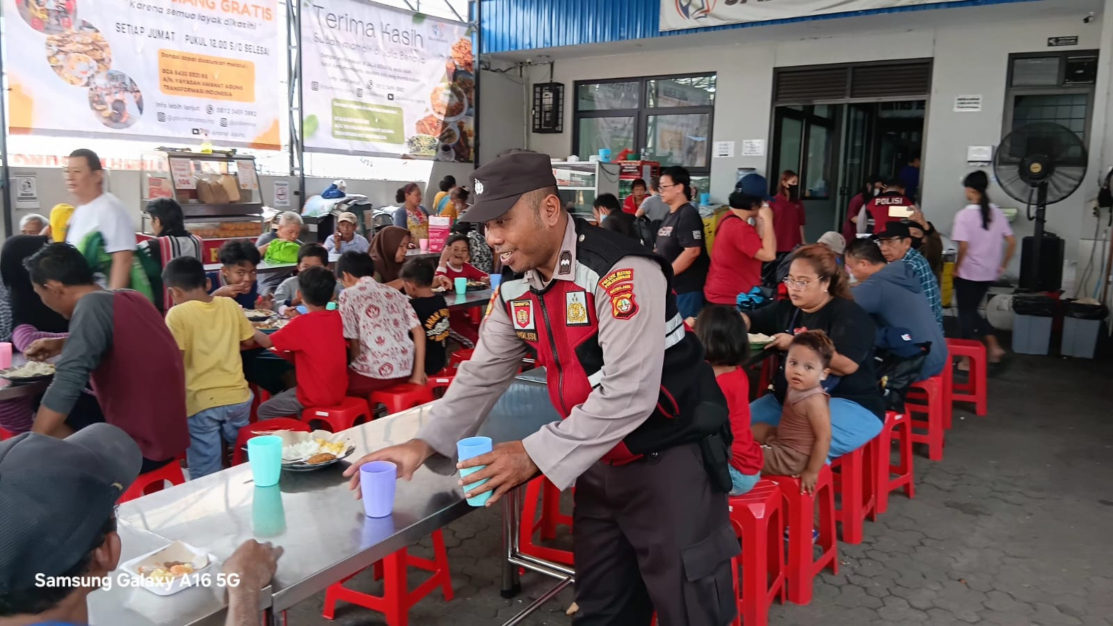 Polsek Metro Penjaringan Tebar Kepedulian Lewat Jumat Peduli, Ratusan Paket Makanan Dibagikan kepada Warga dan Pekerja Lapangan