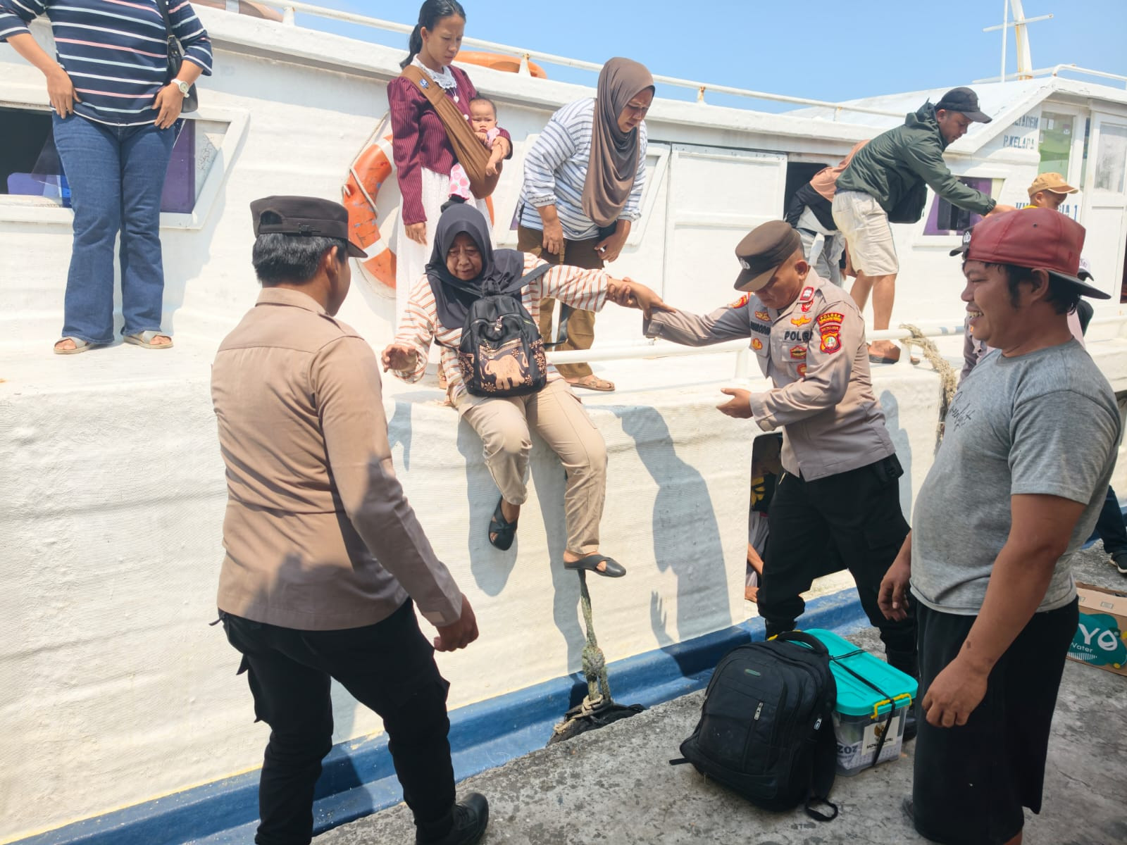Jakarta On The Spot, Polisi Humanis Bantu Penumpang Turun Kapal dan Sosialisasikan Layanan Polisi 110 di Dermaga Kepulauan Seribu