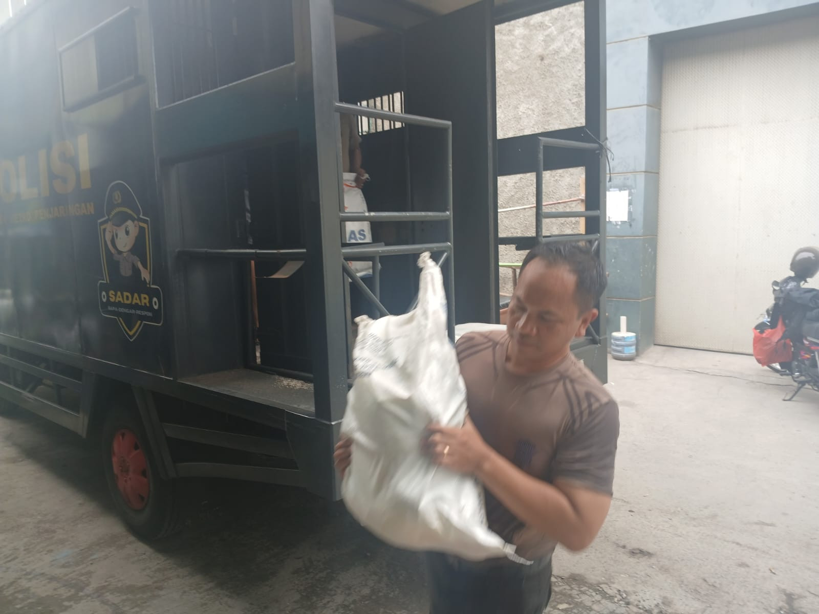 Polri dan Bulog Gelar Gerakan Pangan Murah, Warga Penjaringan Antusias Beli Beras SPHP