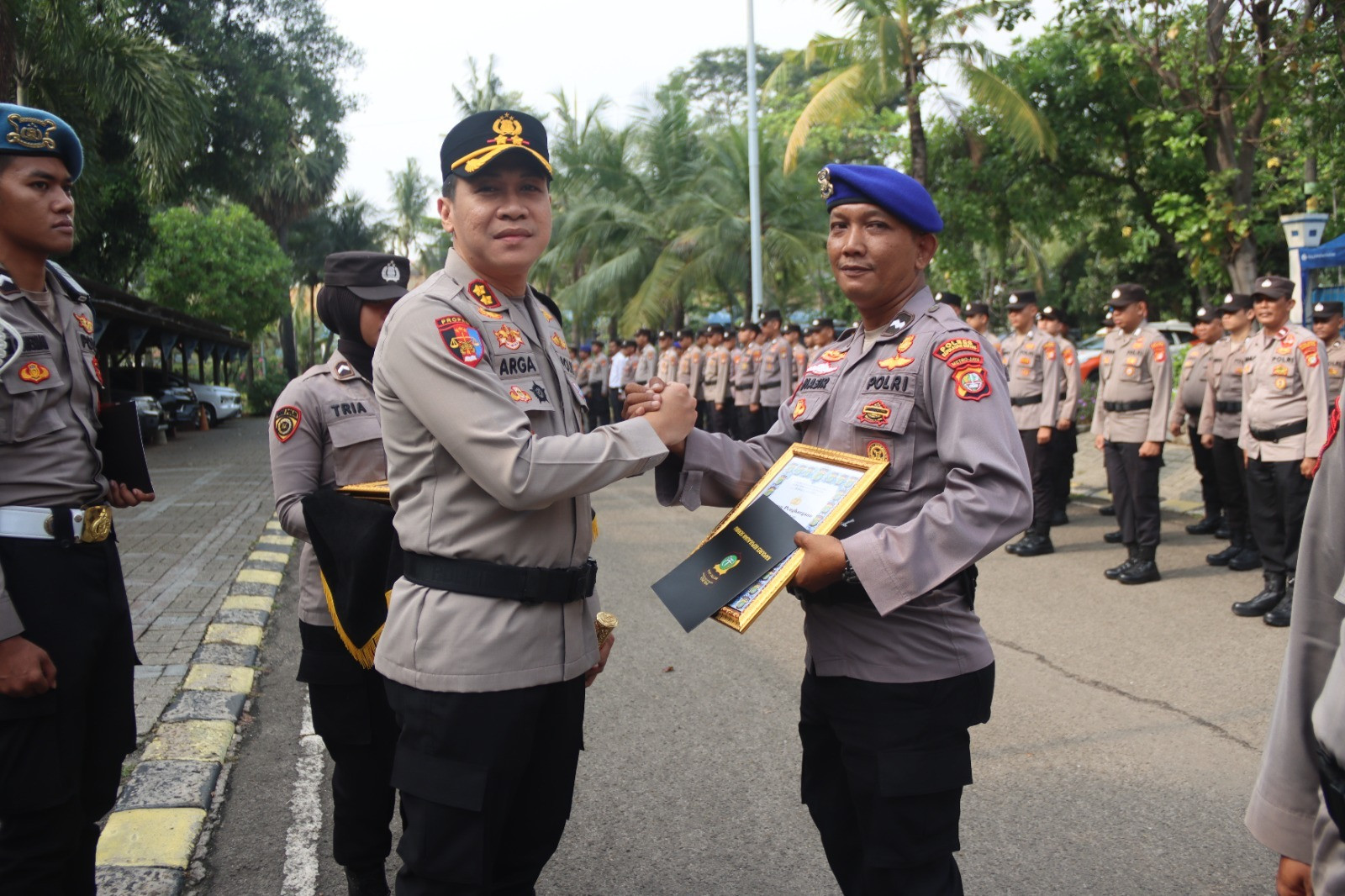 Kapolres Kepulauan Seribu Berikan Penghargaan kepada 5 Anggota Sat Polairud yang Lakukan Penyelamatan Dramatis