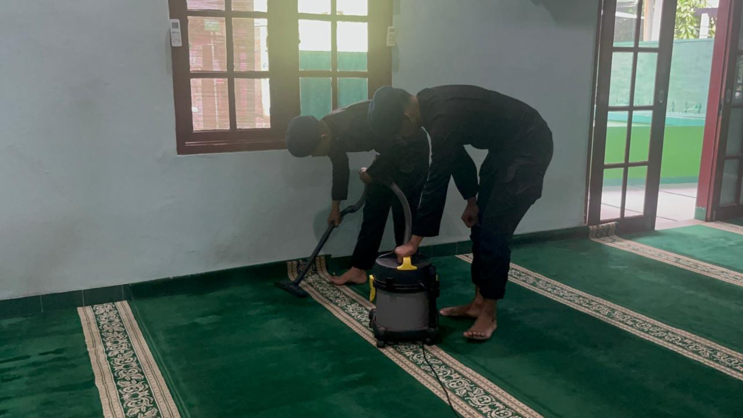 Gegana Brimob PMJ Bersihkan Masjid Al-Magfiroh di Slipi, Wujud Kepedulian Jaga Lingkungan