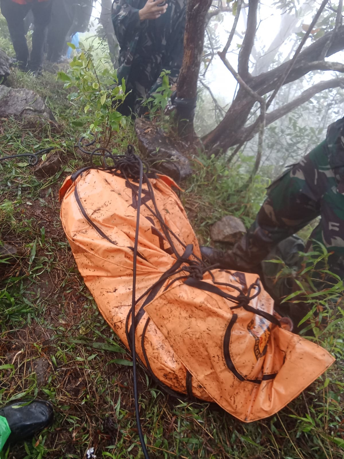 Operasi Kemanusiaan di Bulusaraung, TNI AD Evakuasi Korban Pesawat ATR 42-500