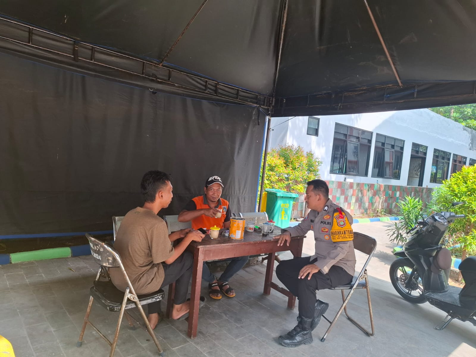 Menjaga Pulau Wisata Tetap Aman, Bhabinkamtibmas Pulau Tidung Sambangi Warga Ajak Jaga Kamtibmas Selama Ops Lilin 2025