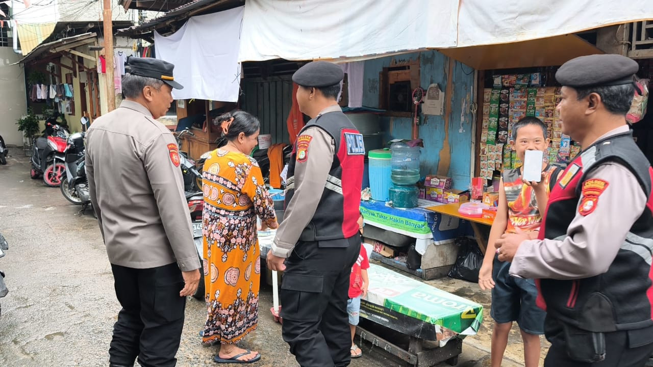 Patroli Jalan Kaki Polsek Pademangan, Perkuat Keamanan Lingkungan di Permukiman Warga