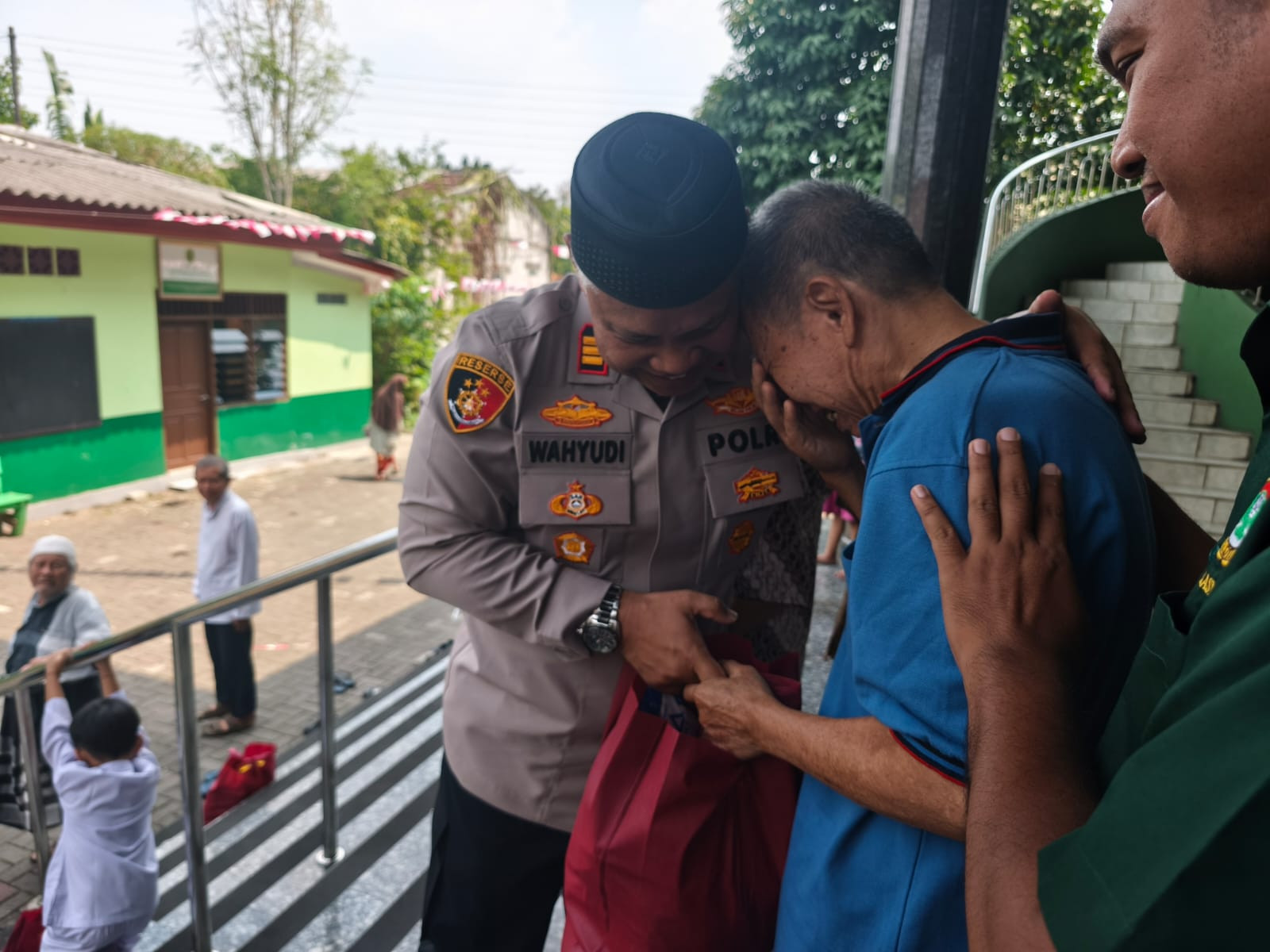 Kapolsek Bekasi Barat  Hadir Membawa Kepedulian Lewat Aksi Sosial Jumat Berkah