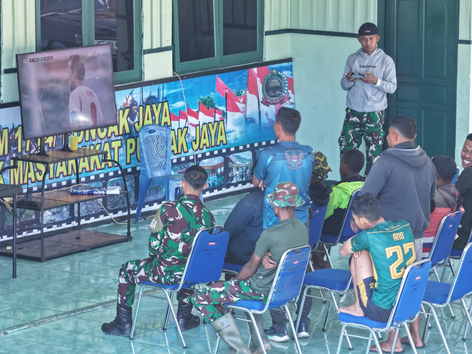 Kodim 1714/Puncak Jaya Gelar Nobar Pertandingan Piala Dunia 2026 di Kab. Puncak  Jaya