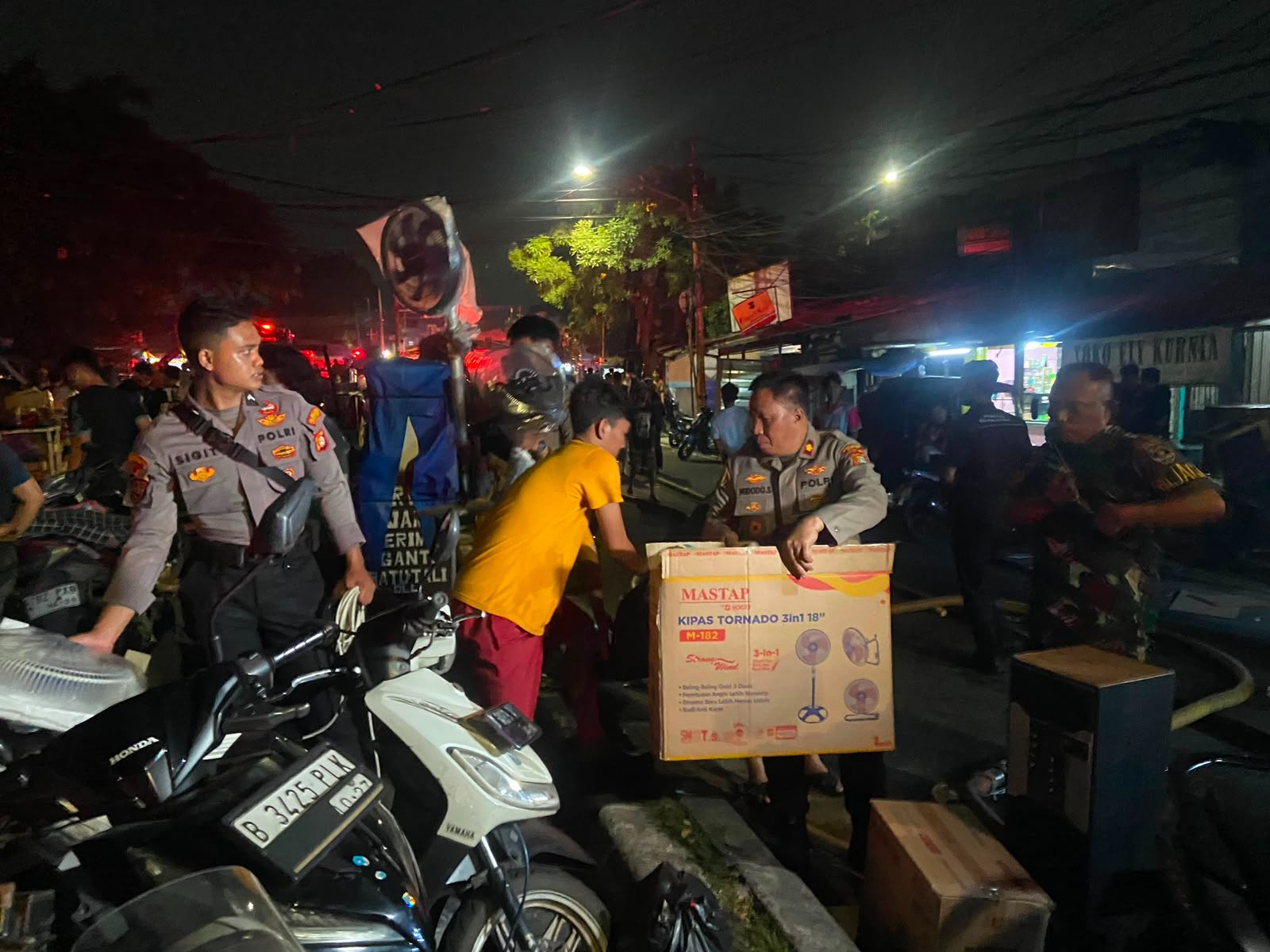 Respons Cepat Polda Metro Jaya saat Kebakaran Pasar Jiung, Warga Dievakuasi dan Dibantu Selamatkan Barang