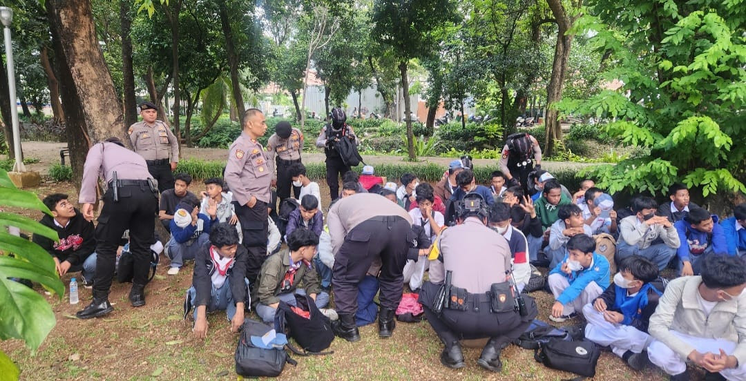 Polsek Metro Menteng Amankan Puluhan Siswa SMK yang Hendak Ikut Demonstrasi di Gedung DPR/MPR