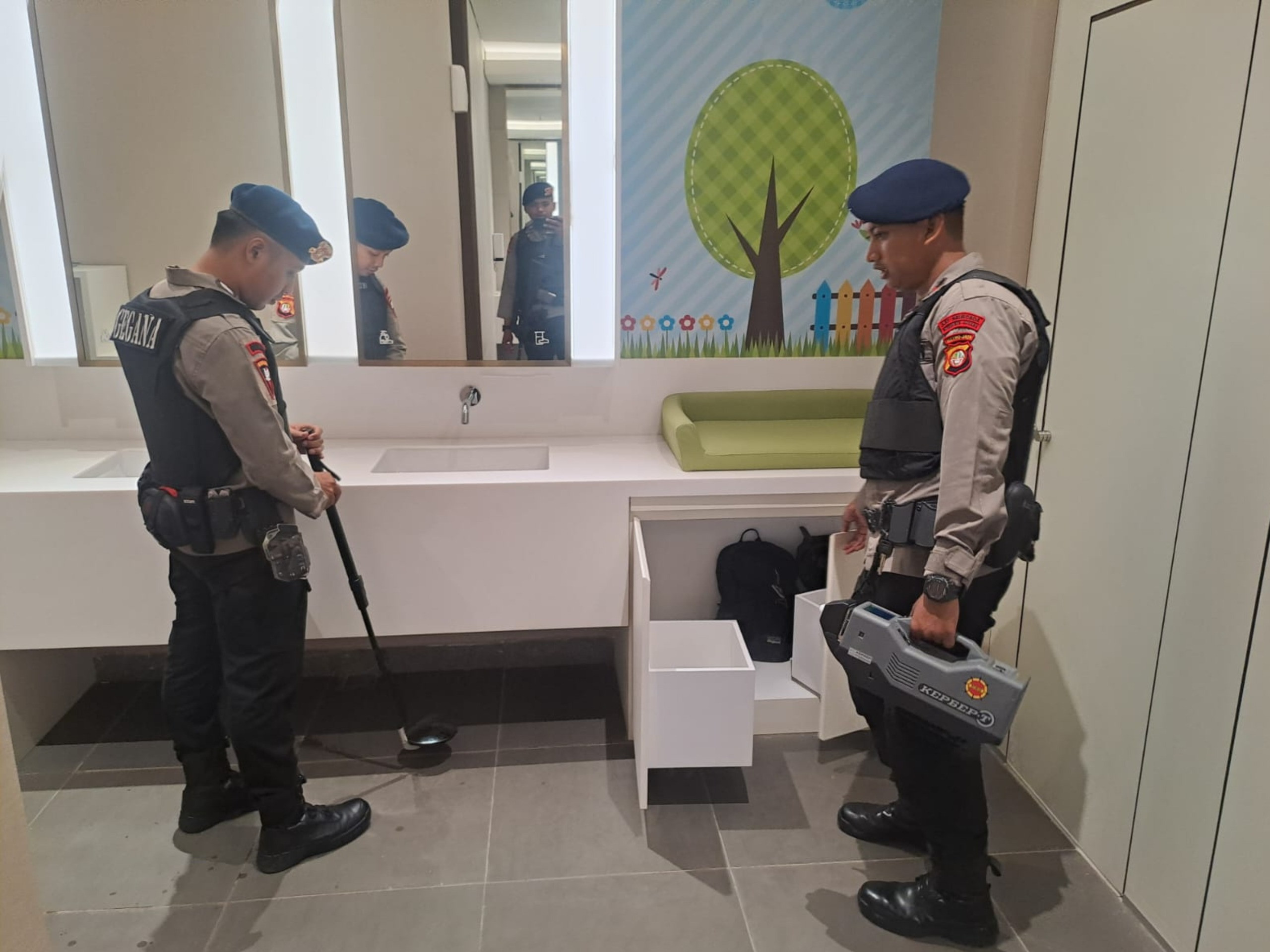 Brimob Polda Metro Jaya Laksanakan Sterilisasi, Hadirkan Rasa Aman di Konser Hillsong London