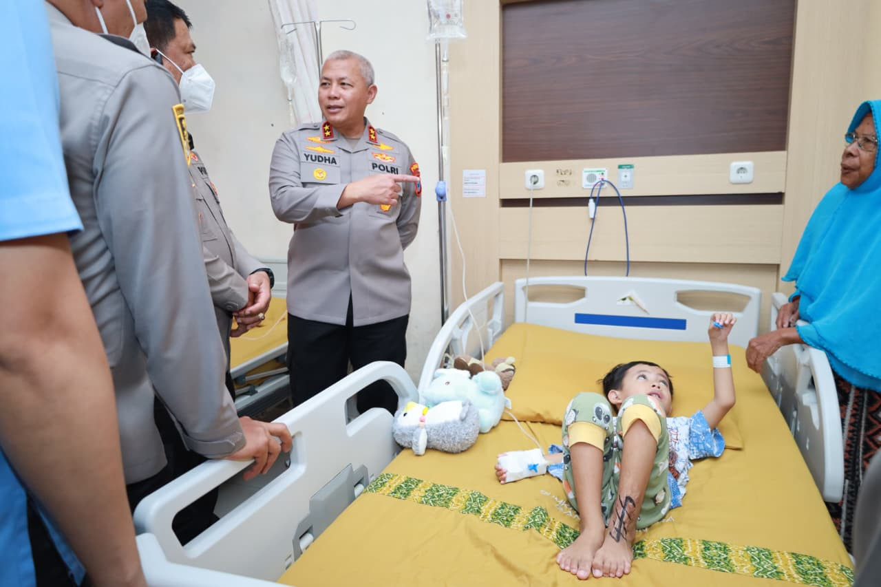 Bertemu Saat Banjir Rob Sei Tabuk, Kapolda Kalsel Berikan Bantuan Biaya Pengobatan Anak Yatim Piatu Korban Laka Lantas