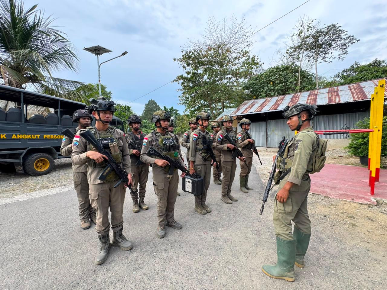Patroli Dialogis Satgas Damai Cartenz Hadir di Tengah Aktivitas Warga Nabire