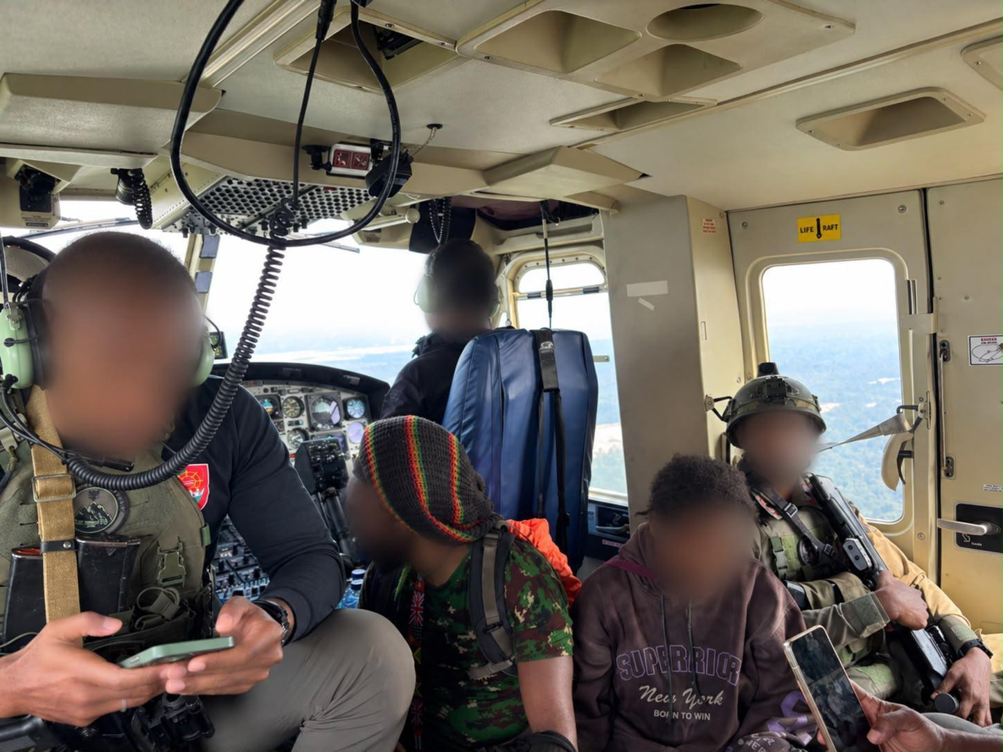Satgas Kepolisian Ops Damai Cartenz-2026, Polres Mimika, dan Tokoh Masyarakat Berhasil Evakuasi Korban Sandera KKB dari Kampung Bela 1 ke Timika