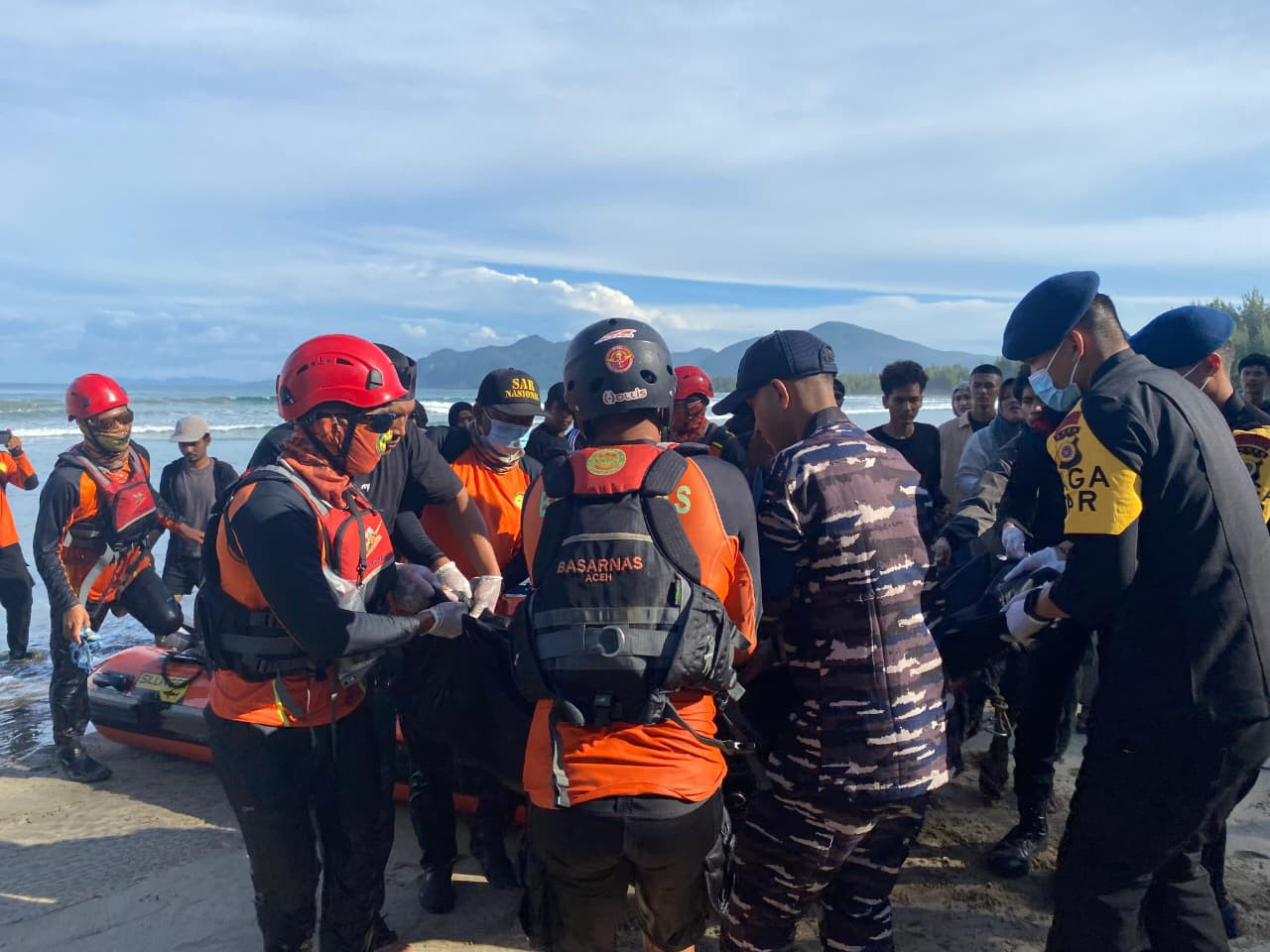 Posal Lhoknga Bersama Tim SAR Gabungan Berhasil Temukan Korban Tenggelam di Pantai Lhoknga Kabupaten Aceh Besar