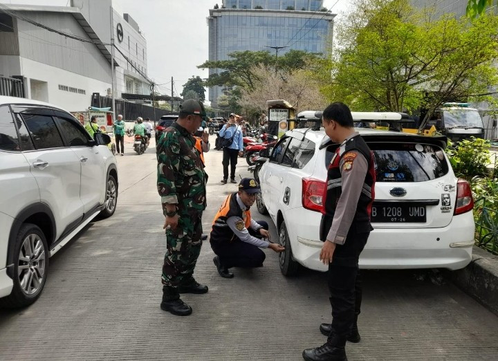 Puluhan Personel Gabungan Tertibkan Trotoar di Penjaringan