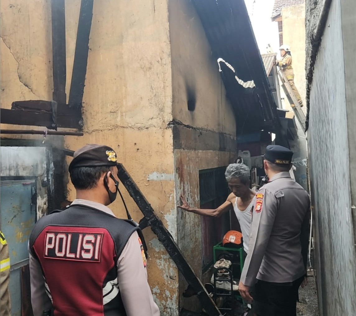 Korsleting Diduga Picu Kebakaran, Dua Rumah di Semper Barat Ludes Dilalap Api