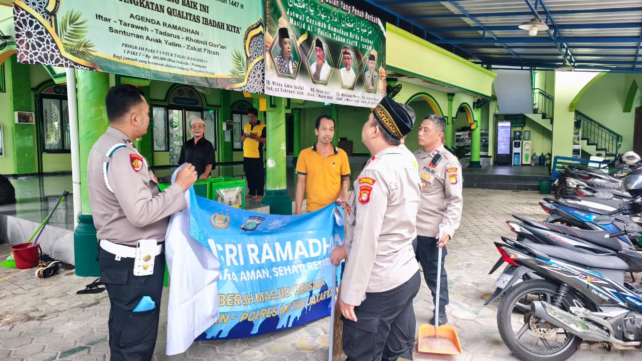 Polsek Pademangan Gelar Aksi Bersih Tempat Ibadah Lewat Program Bang Jasri
