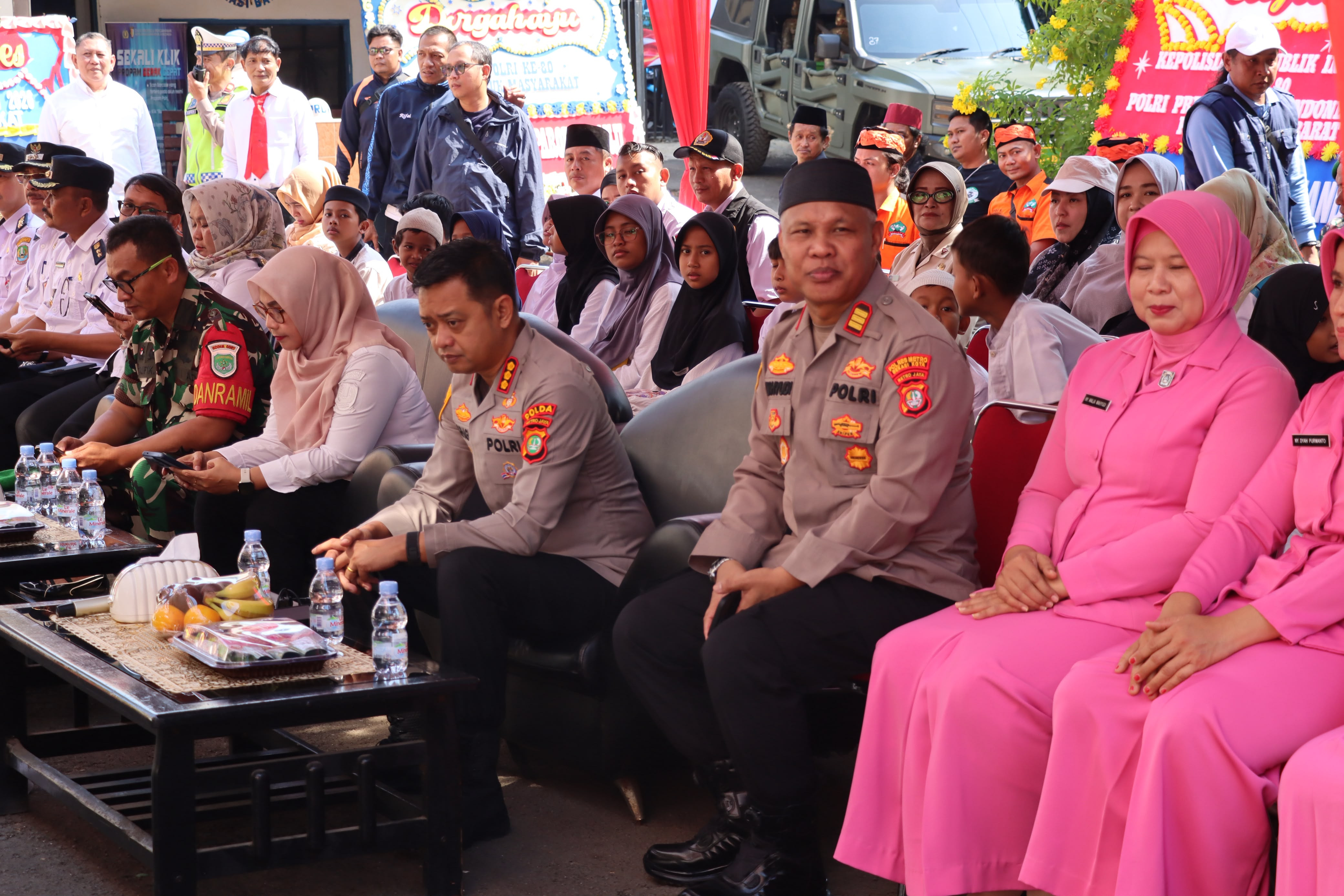 HUT Bhayangkara ke-80, Polsek Bekasi Barat Tebar Kepedulian kepada Anak Yatim dan Warga