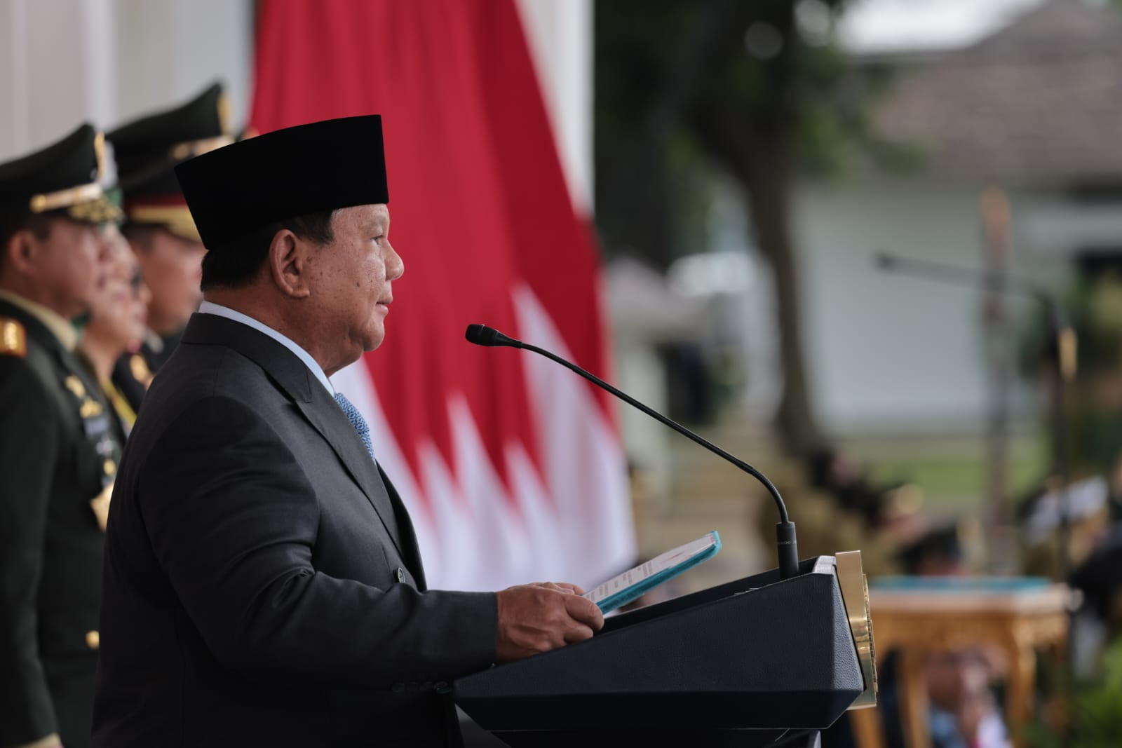 Prabowo Minta Perwira TNI/Polri Setia Mengabdi Pada Masyarakat: Anda Digaji dan Diberi Makan Oleh Rakyat!
