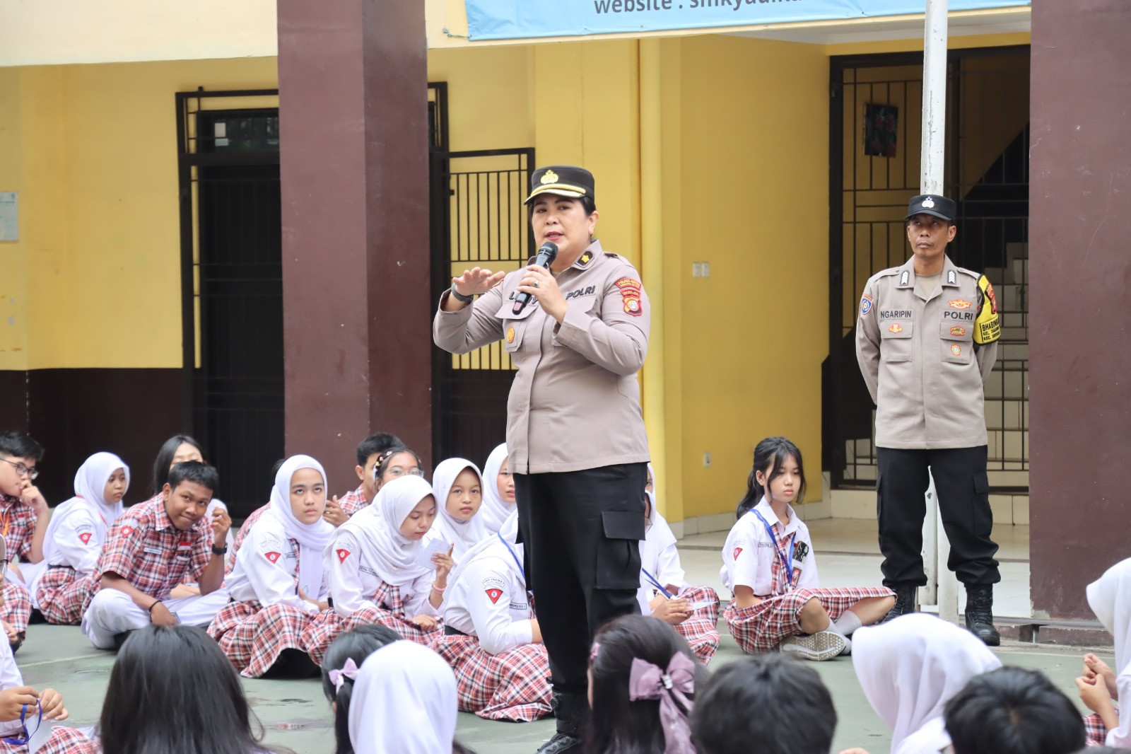 Police Goes To School: Polres Metro Jakarta Barat Bentuk Karakter Pelajar yang Tangguh dan Berprestasi