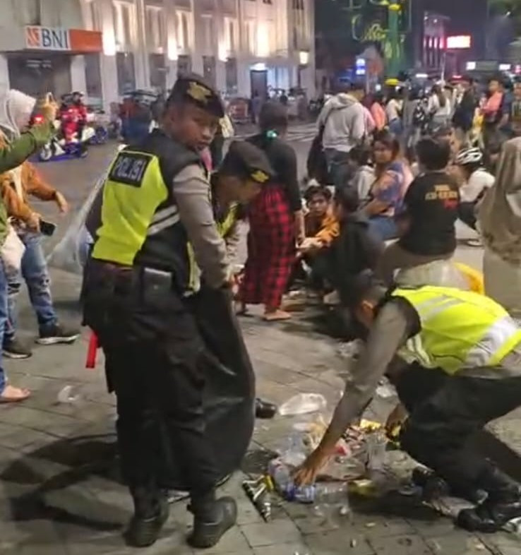 Aksi Humanis Polisi, Punguti Sampah Usai Perayaan Tahun Baru di Yogyakarta